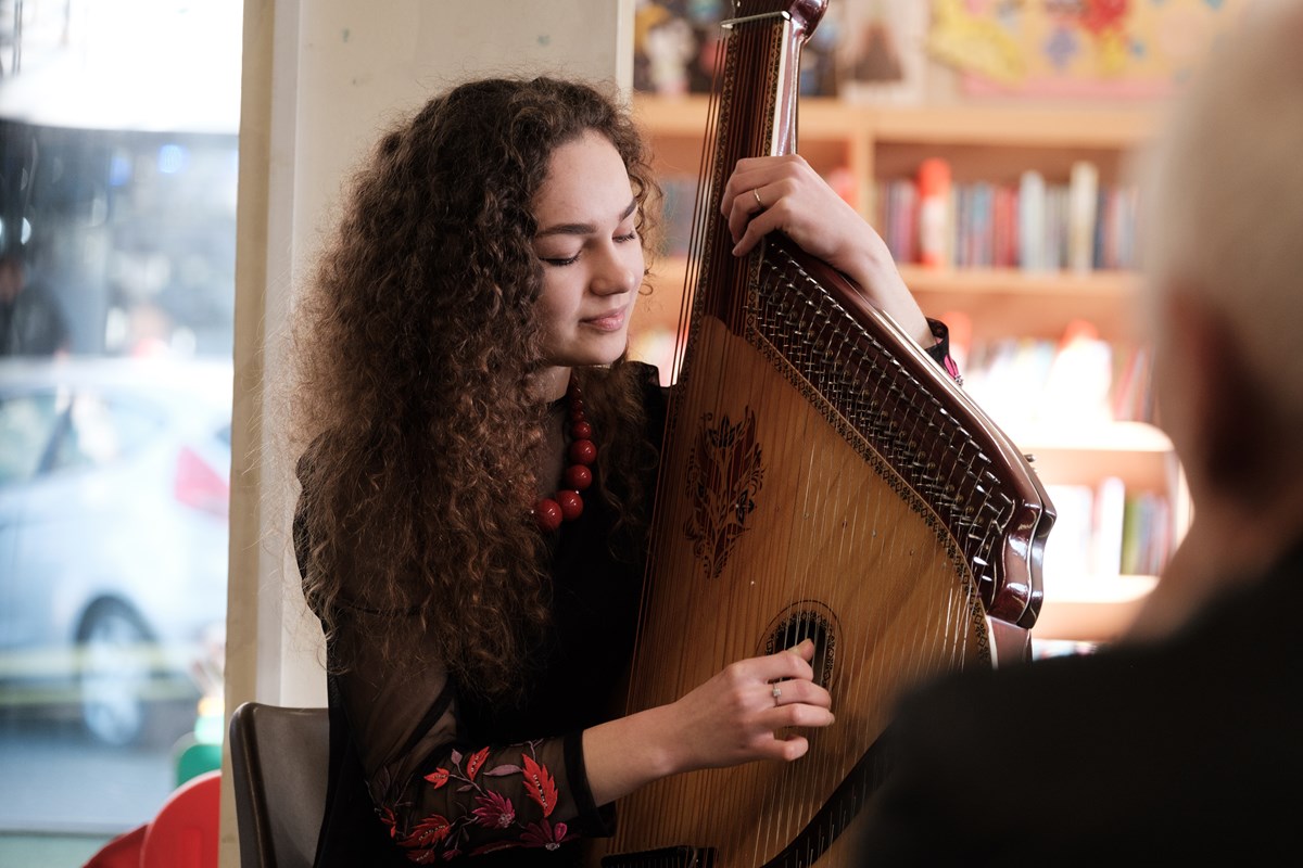 Ukrainian musician Masha gave a moving performance for guests at Nelson Library