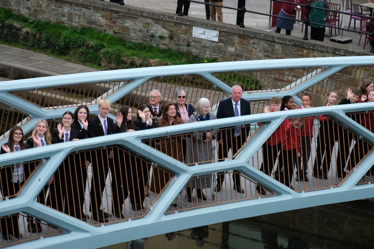 Mae pont newydd yn agor 6