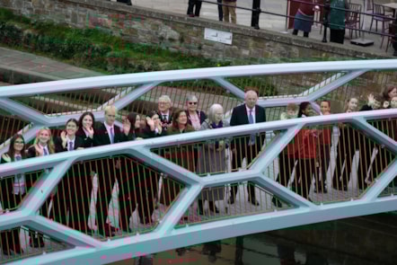 Mae pont newydd yn agor 6