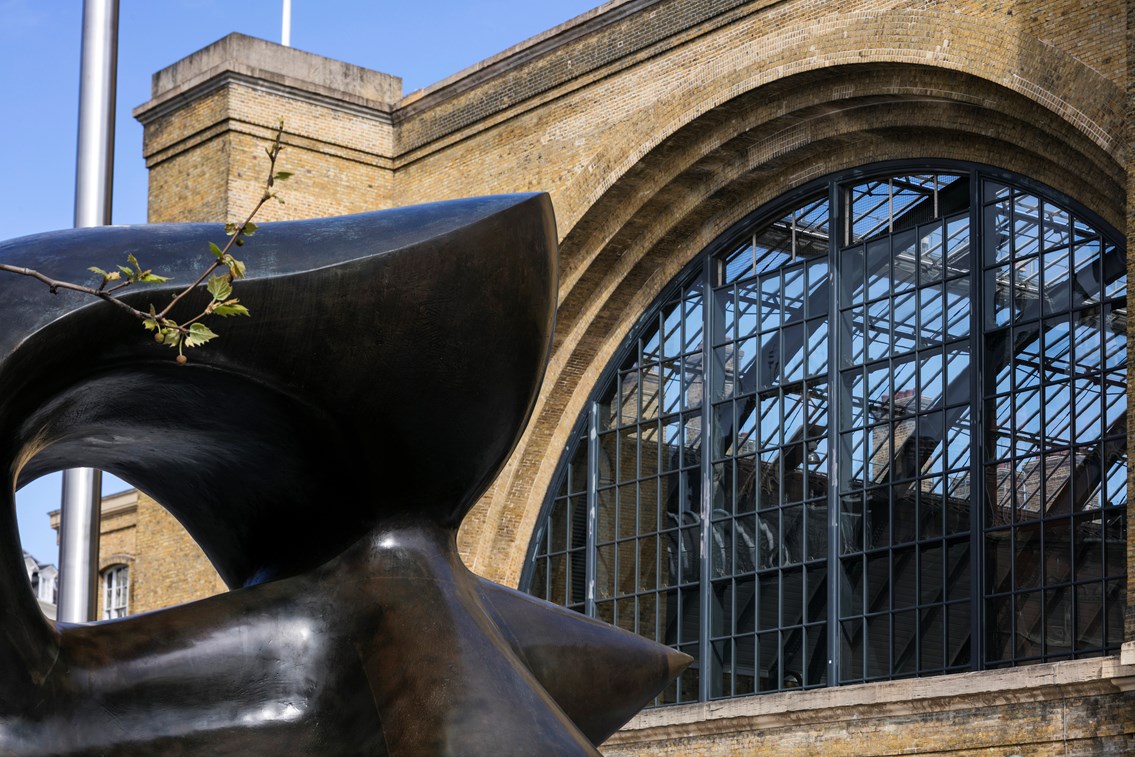 Henry Moore Large Spindle Piece bronze sculpture at King's Cross: henry moore
Large Spindle Piece
bronze sculpture
king's cross
railway station
train station
king's square