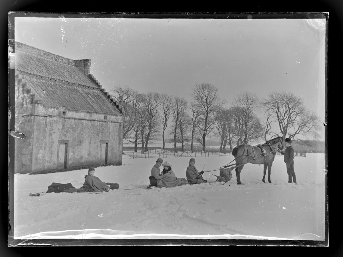 Sledging near Montrave House, Fife, in 1900.Lady Henrietta Gilmour collection SLA C27611