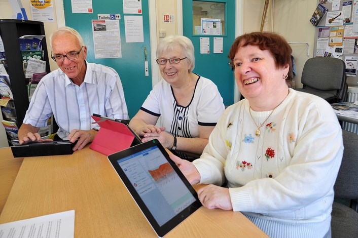 Social network helping older people bridge the digital divide: dsc_3748.jpg