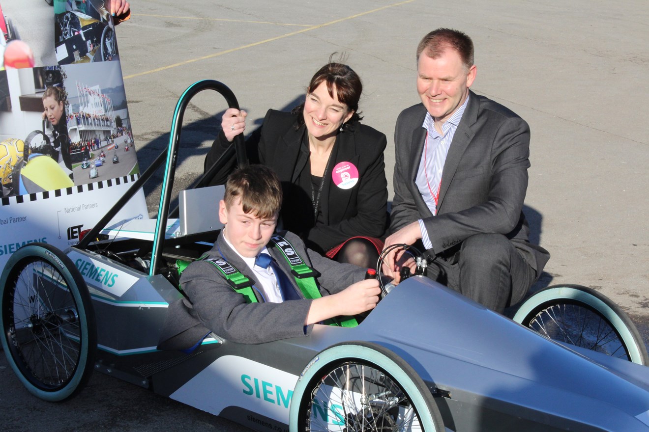 Siemens presents Greenpower kit car to the Deanery School: greenpower-0398-full.jpg