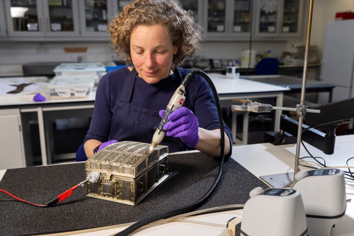 Conservator Diana de Bellaigue removes tarnish from the Mary, Queen of Scots casket. Copyright Duncan McGlynn (6)