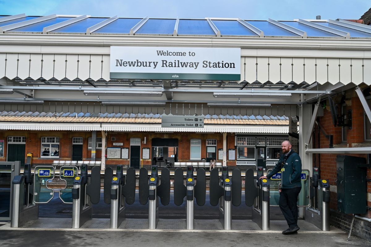 SWNS NEWBURY RAILWAY -51