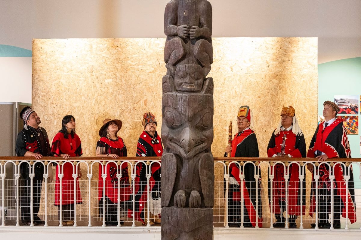 Delegates from the Nisga’a Nation with the Ni’isjoohl Memorial Pole. Image credit Duncan McGlynn (3)-2