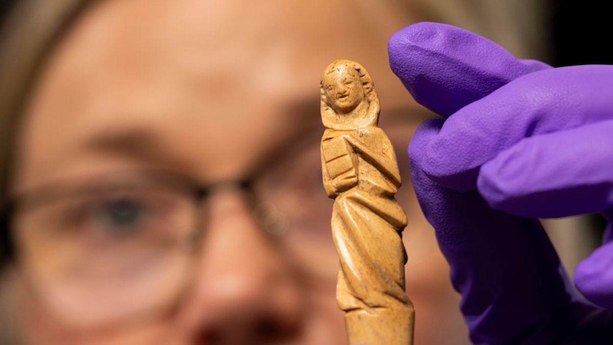 Dr Alice Blackwell with the gravoir. Copyright Duncan McGlynn (2) cropped