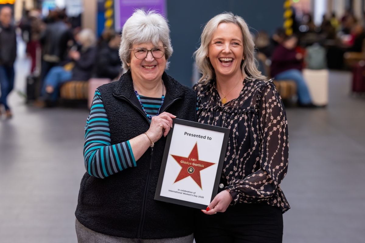 Gladys Garlick's daughter and granddaughter receiving her star at London King's Cross