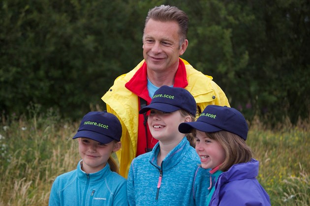 Bioblitz Chris Packham with volunteers (l-R) Shona, Niamh, Deia 2