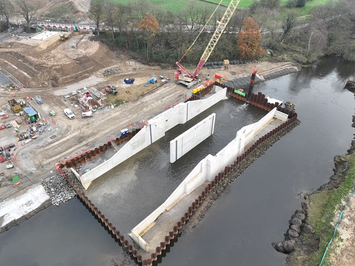 Leeds FAS2 Flood Storage Area December 2022: The removal of the first steel sheet pile from the dry working area, resulting in water covering the structure for the first time