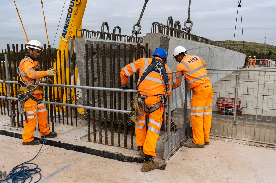 Interchange first beam lift for trace bridge south September 2020: Credit: HS2 Ltd
(LM. Interchange, modular, DfMA, pre-stressed, concrete, beam, crane, site, lifting, enabling works, bridge, abutment, modern methods of construction)
Internal Asset No. 19172