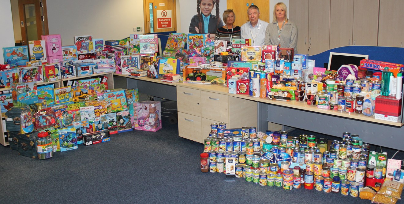 Siemens employees offer hope this Christmas: siemens-em-charity-work-full.jpg