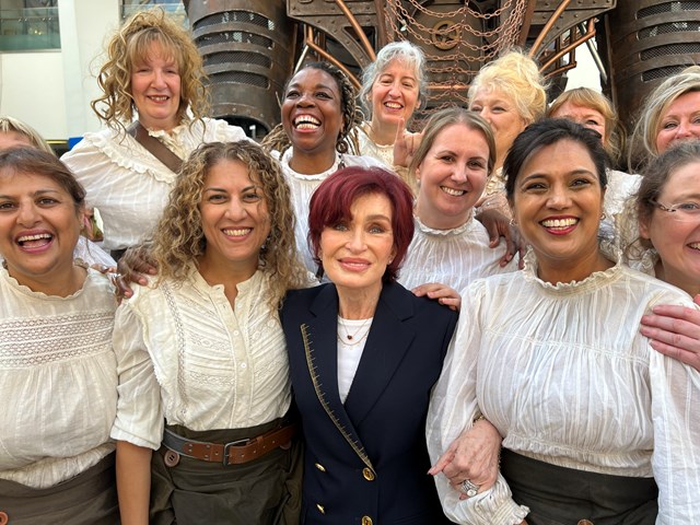 Close up Sharon Osbourne posing with the women chain makers from the Birmingham 2022 Commonwealth Games: Close up Sharon Osbourne posing with the women chain makers from the Birmingham 2022 Commonwealth Games