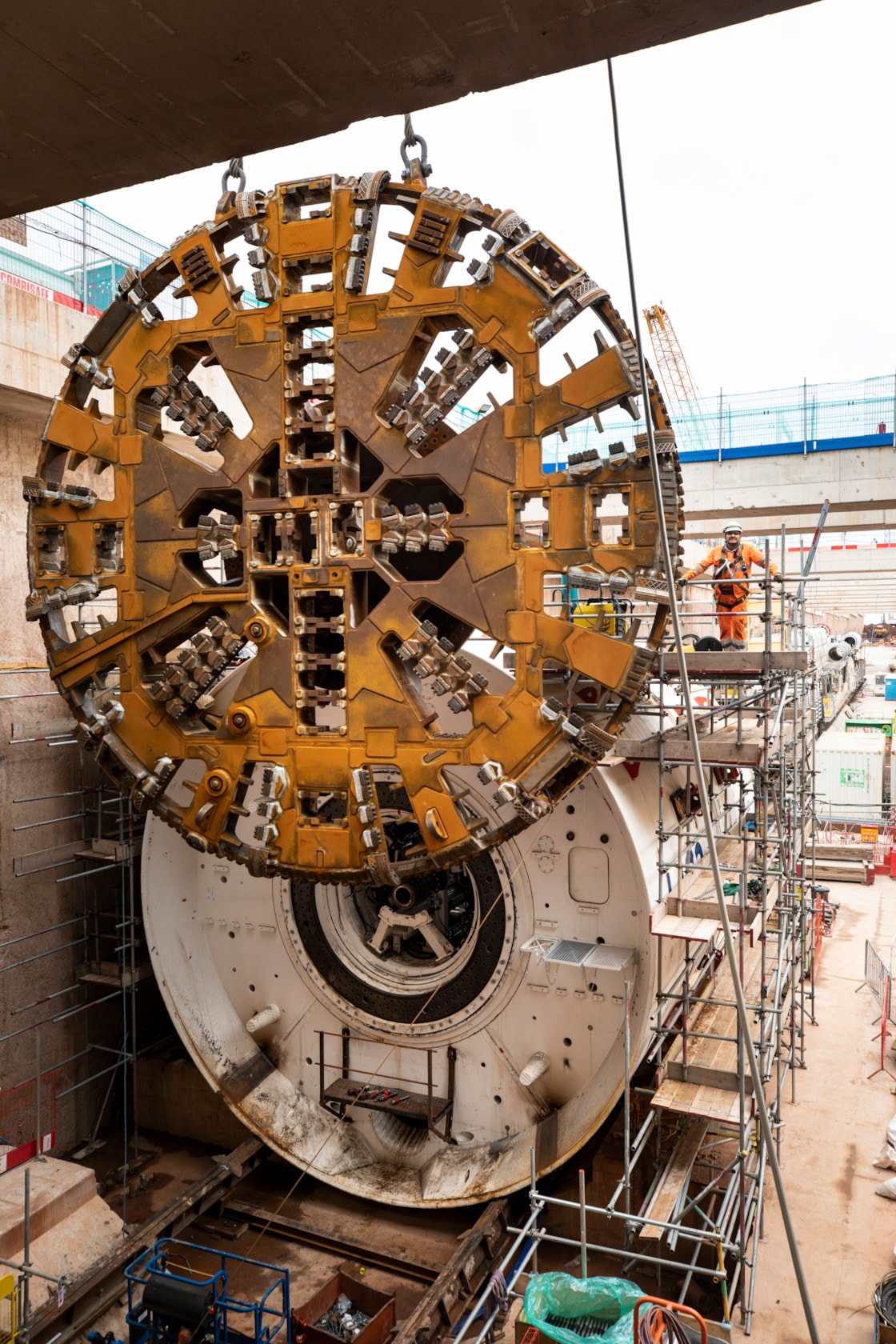 Cutterhead lifted into place on Elizabeth at Bromford Tunnel east portal