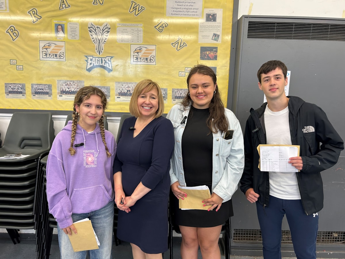 Cabinet Secretary for Education Lynne Neagle with learners at Pencoed Comprehensive, Bridgend receiving their GCSE results-2