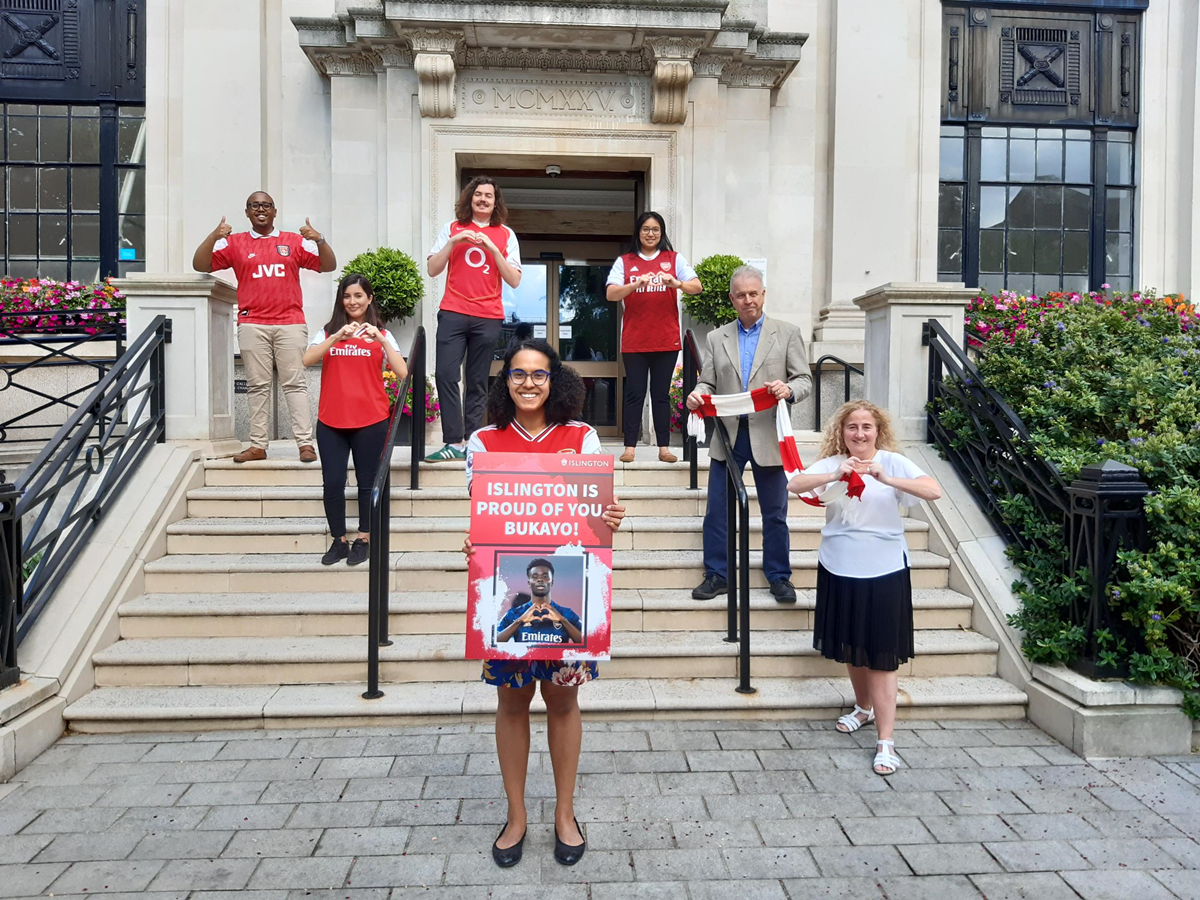 Islington Council leader Cllr Kaya Comer-Schwartz with a card saying