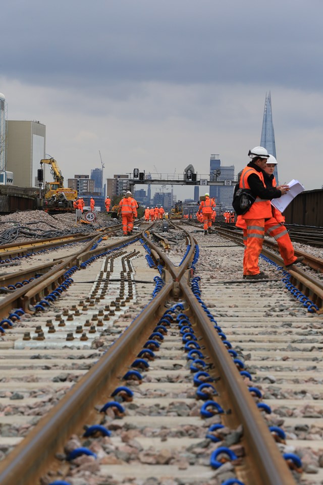 London Bridge station rebuilding continues through August Bank Holiday – please check before you travel: Easter 2015 New crossovers for new track, laid to allow viaduct demolition to start this year 2