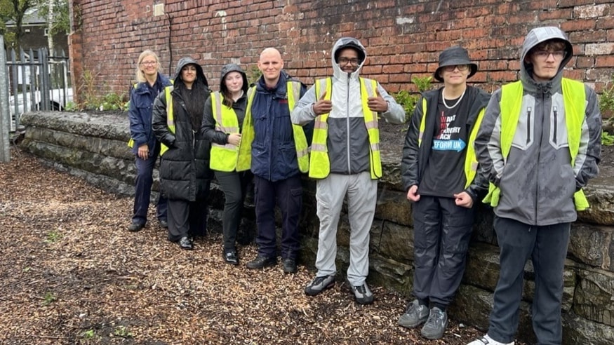 Network Rail gets a hand from King’s Trust in eye-catching Preston clean up: Deepdale - Volunteers