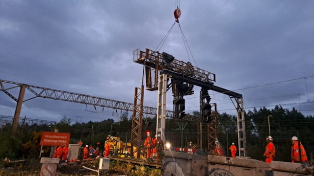 North West passengers thanked as Bank Holiday upgrades completed: Edge Hill signalling gantry craned into place