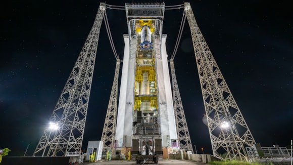 Revolutionary city-scanning satellite from UK-France partnership set to transform climate monitoring: Hoisting satellites for Vega-C flight VV27 to the top of the rocket