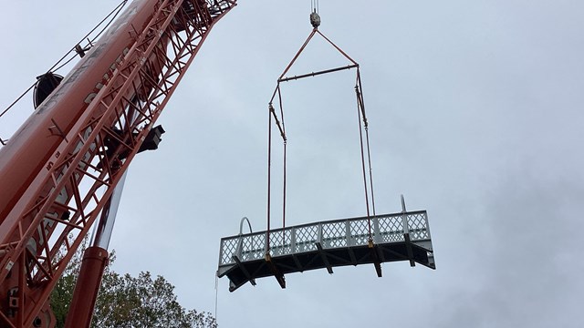 Crane lifts new bridge deck: Crane lifts new bridge deck