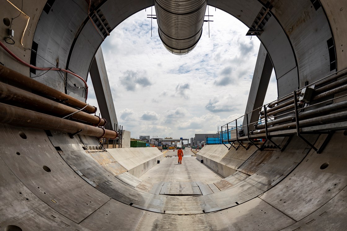 Engineer standing at the entrance of HS2's Chiltern Tunnel, August 2021 HS2-VL-27831