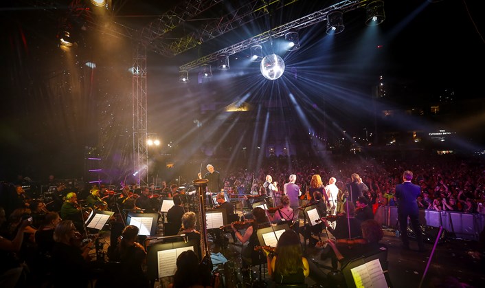 Guest vocalists join the Orchestra of Opera North for the finale of 80s Classical on Millennium Square in 2019 credit Sarah Zagni