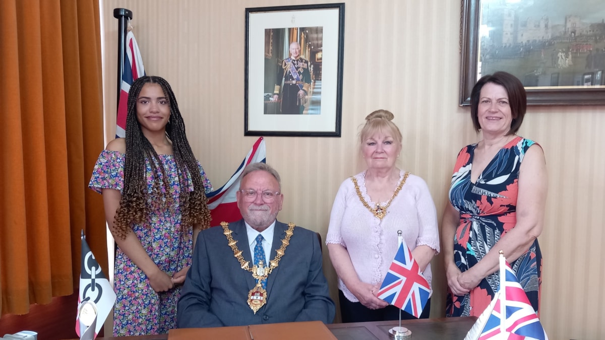 Singing star meets Mayor after anthem performance cropped