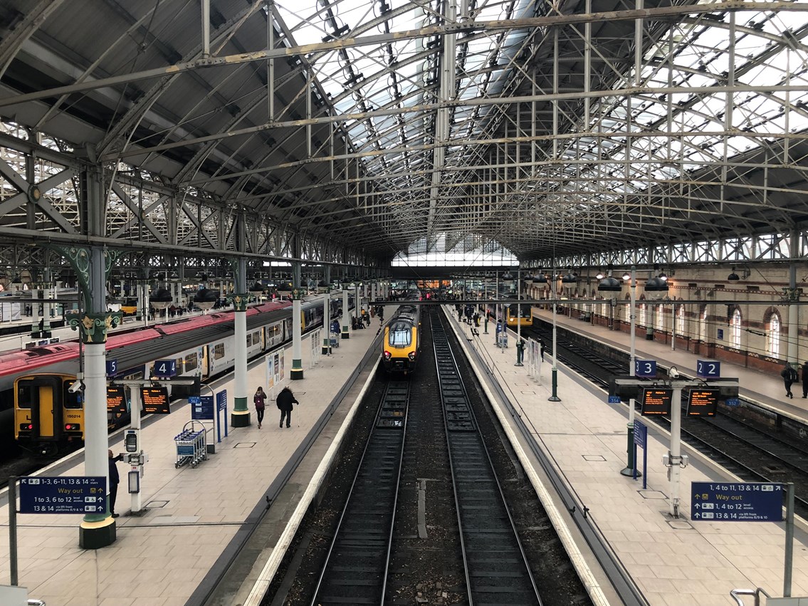 Network Rail and Northern to commission independent report: Manchester Piccadilly platforms from footbridge