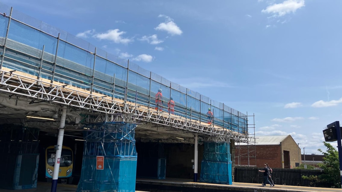 Scarborough roof 12 - Work on station roof (Network Rail)