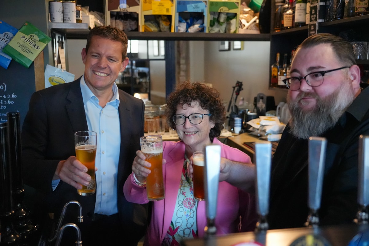First Minister Rhun ap Iorwerth and Finance Minister Elin Jones at the Radyr Tap with owner Phil Newbould
