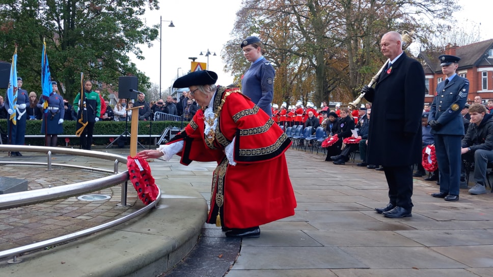 Mayor of Dudley places wreath at Dudley Remembrance service (cropped)