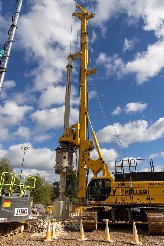 Piling rig for the Colne Valley Viaduct September 2022 portrait: Piling rig for the Colne Valley Viaduct September 2022 portrait
