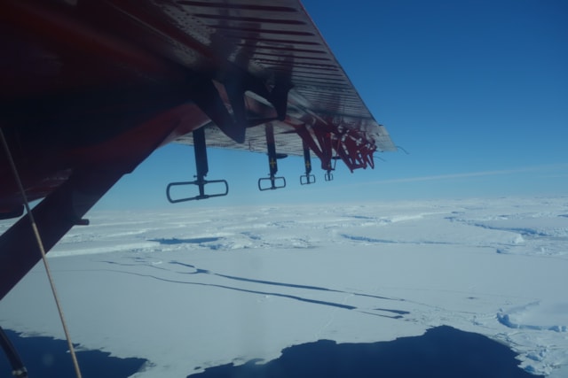 2020 01 flying over thwaites glacier 1 Credit Carl Robinson