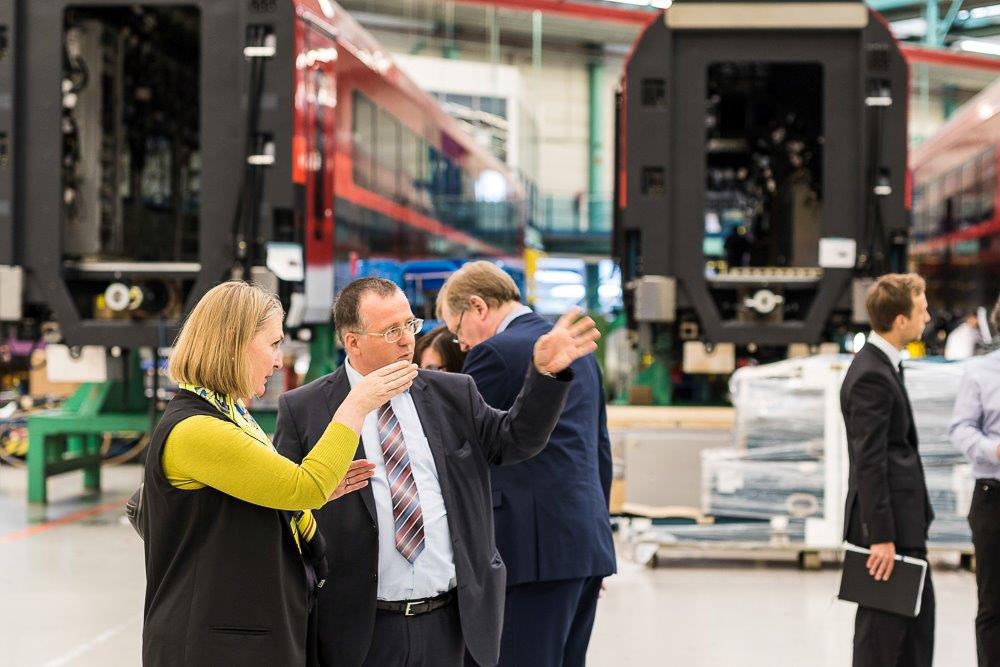 UK ambassador to Vienna visits Siemens plant: gb-embassy-siemens_web_60_full.jpg