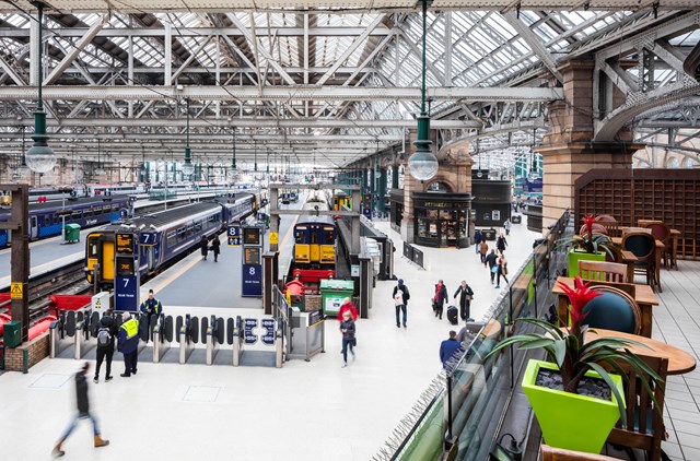 Glasgow Central - barrier, platform, balcony