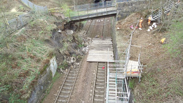 lambhill landslip 3 - preparing the footbridge for removal