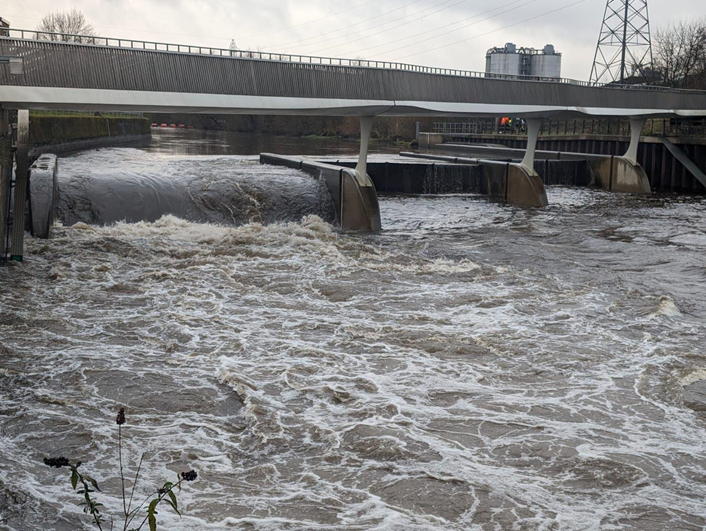 Knostrop Weir Fergus: Fast flowing River Aire over the Leeds FAS1 moveable weirs at Knostrop in the aftermath of Storm Elin and Fergus