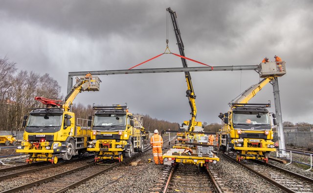 Engineers carrying out major rail upgrades between Manchester and Stalybridge2