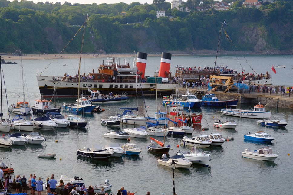 Stemar padlo Waverley yn Harbwr Dinbych-y-pysgod