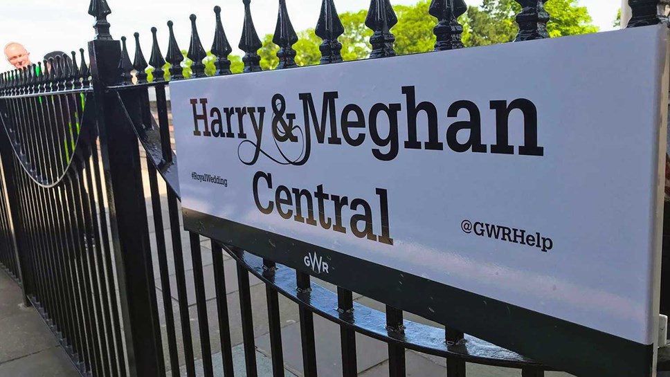 Harry and Meghan Central sign@2x