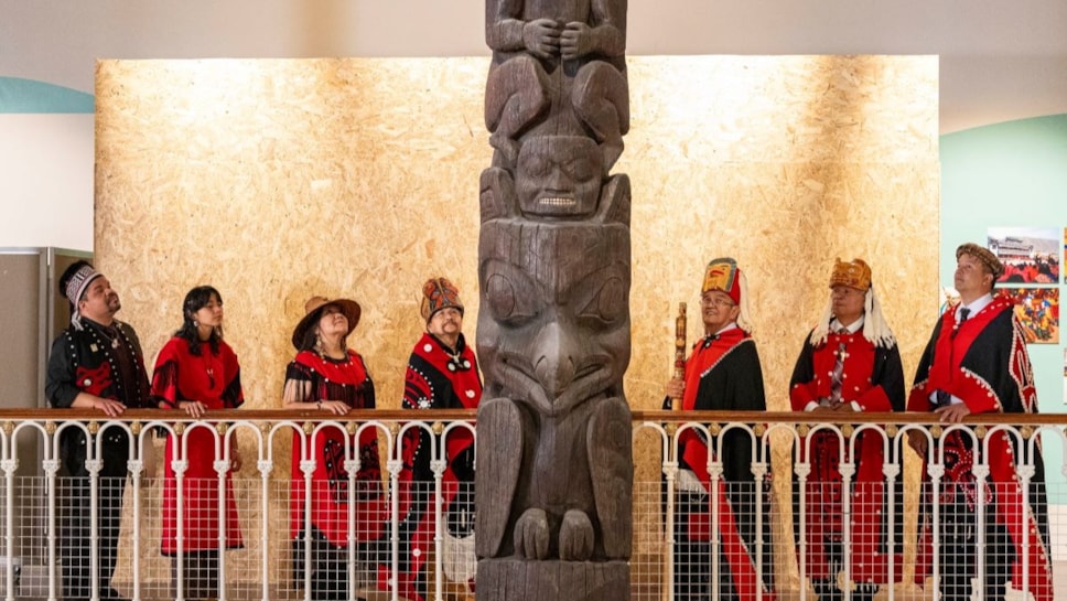 Delegates from the Nisga’a Nation with the Ni’isjoohl Memorial Pole. Image credit Duncan McGlynn (3)-2