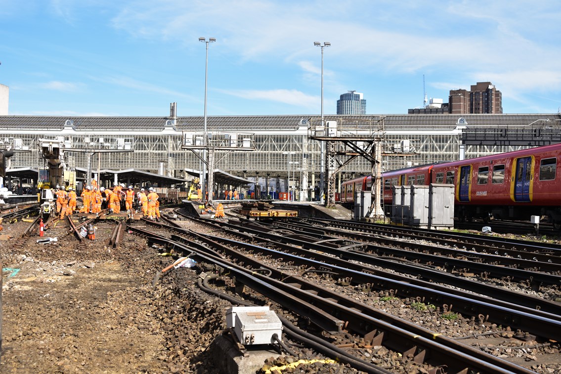 VIDEO: Network Rail replaces track at Waterloo for a more reliable railway: Waterloo 25-3-2017 Image-4