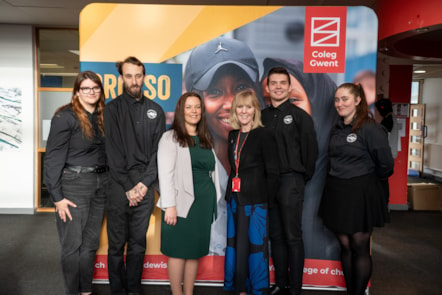 members of the Deaf Choir with Minister for Further and Higher Education Vikki Howells and Coleg Gwent Principal Nicola Gamlin