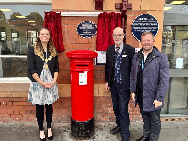 Cllr Fedorowycz, Andy Savage and Colin Ramshall alongside the Kettering heritage plaque (2): Cllr Fedorowycz, Andy Savage and Colin Ramshall alongside the Kettering heritage plaque (2)