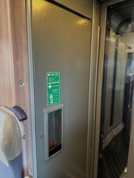 Defibrillator on a 185 train (1)