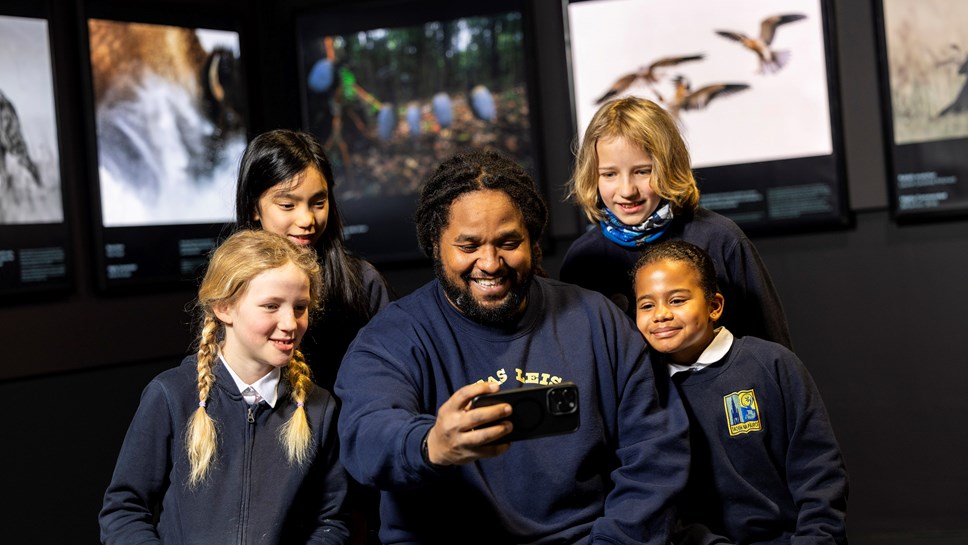 Wildlife cameraman and presenter Hamza Yassin met children from Edinburgh's Bun Sgoil Taobh Na Pairce (Parkside Primary School) at the opening of the new exhibition, Wildlife Photographer of the Year, which opens on Saturday 20 January at the National Museum of Scotland. Image © Duncan McGlynn-5