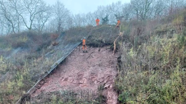 Rope access teams descaling Severn Estuary landslip site: Rope access teams descaling Severn Estuary landslip site