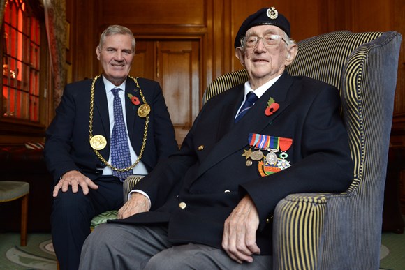 Mayor Helps to Launch Local Poppy Appeal: MAYOR HELPS TO LAUCNH LOCAL POPPY APPEAL - 191023 - pic 1