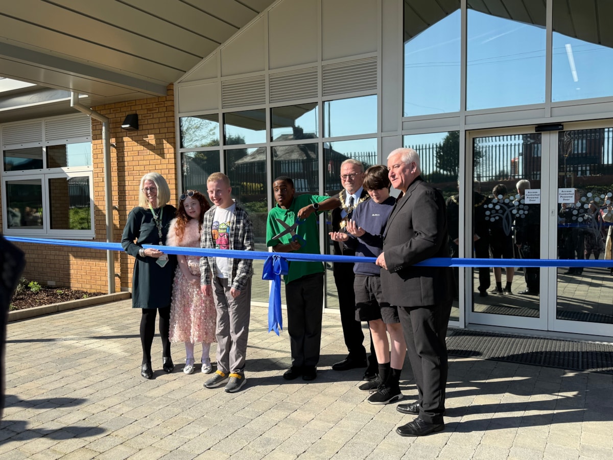 Headteacher Marie Hunter, pupils, the Mayor of Dudley and Council Leader Cllr Patrick Harley open the new Pens Meadow School  (4)